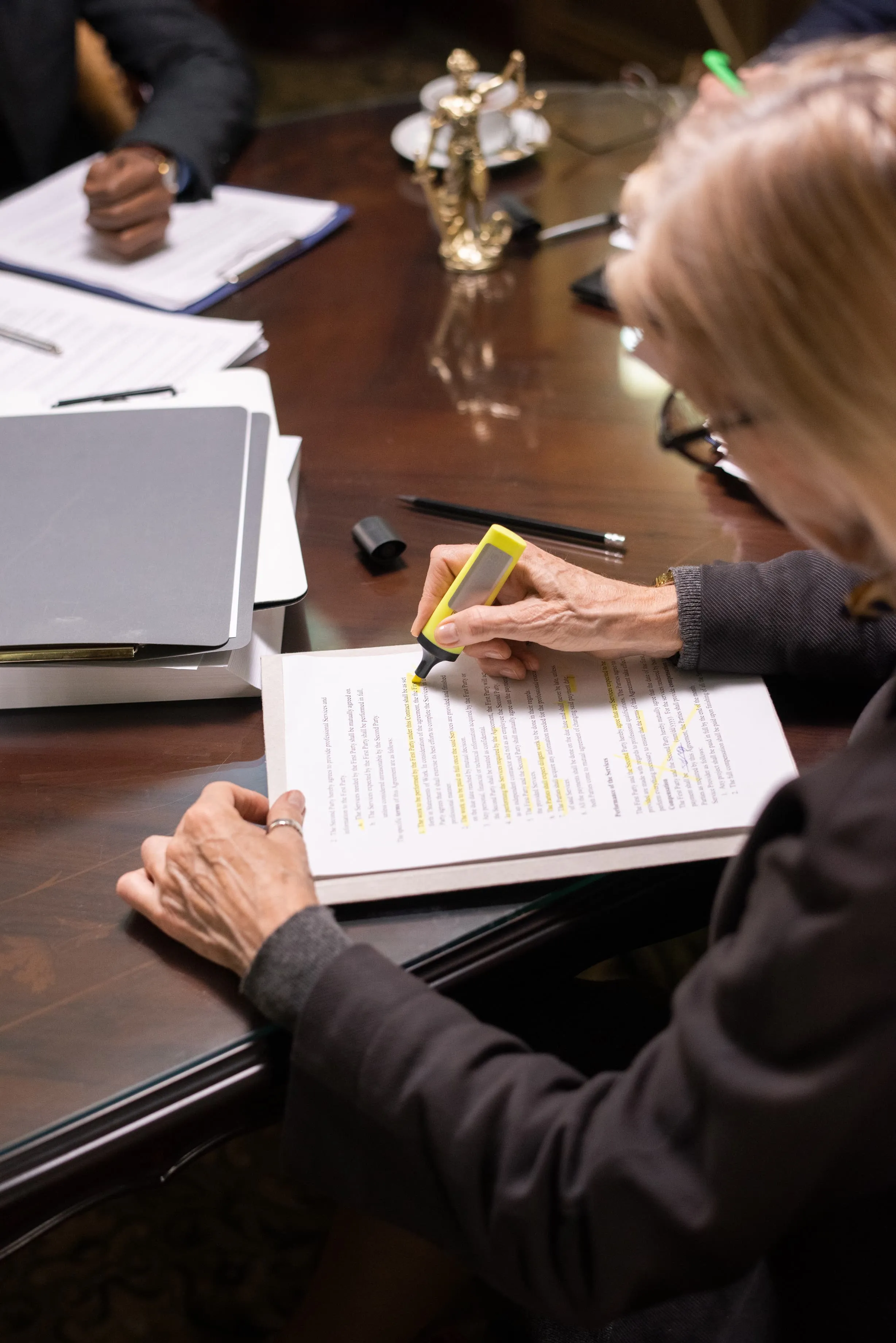 Imagen de una persona firmando un documento.