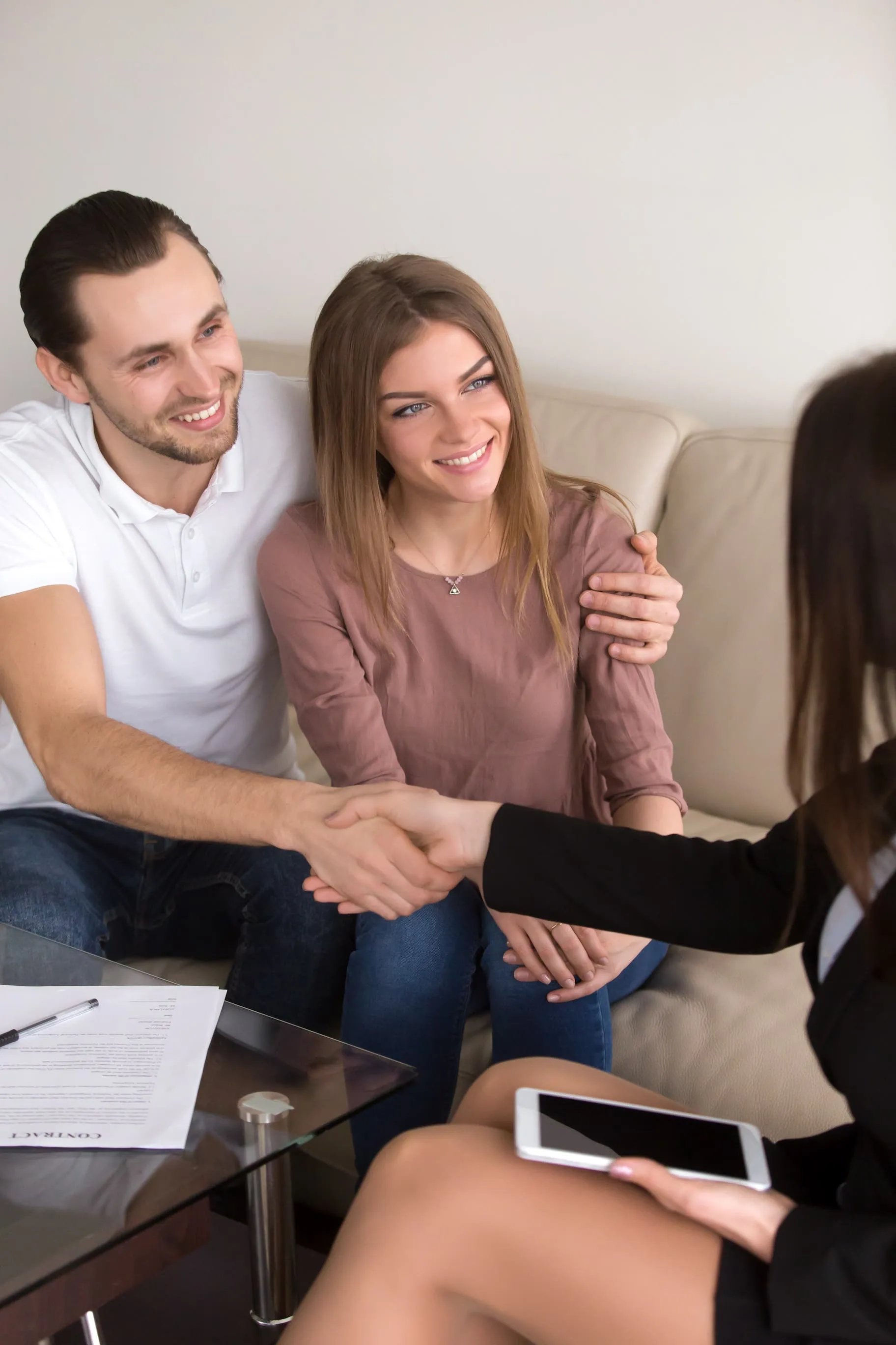 Imagen de una pareja en una reunión con una abogada.