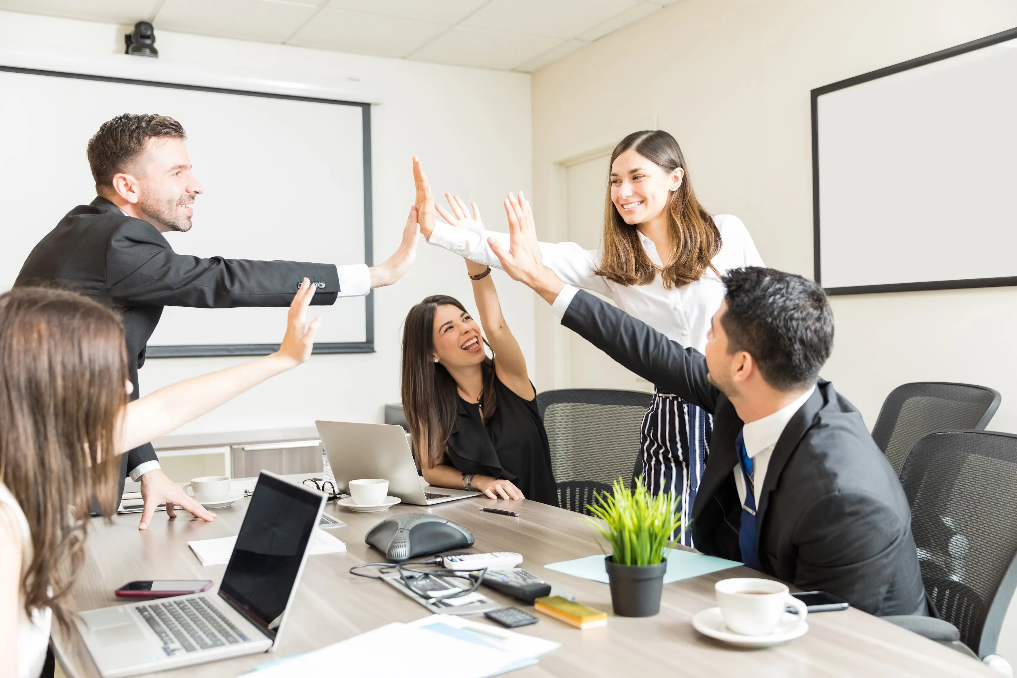 Imagen de un equipo de personas celebrando.