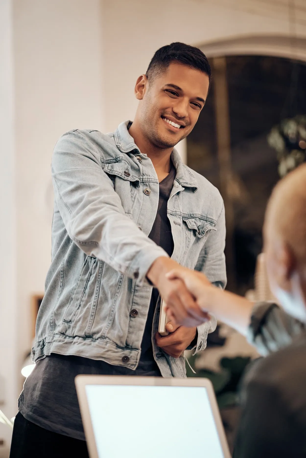Imagen de una persona estrechando la mano de un abogado, por su nuevo comerciante individual.