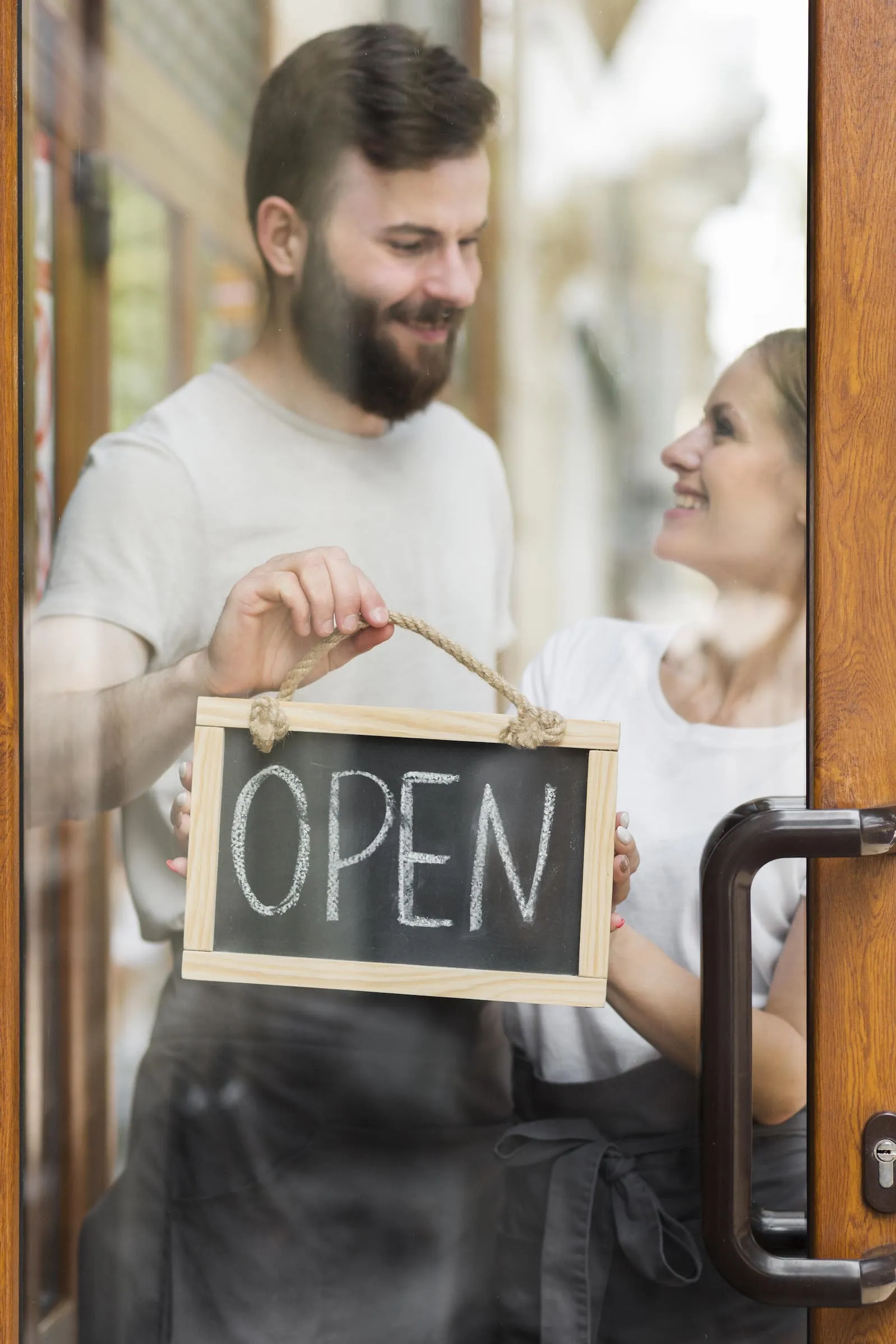 Imagen de una pareja abriendo su nuevo local comercial.