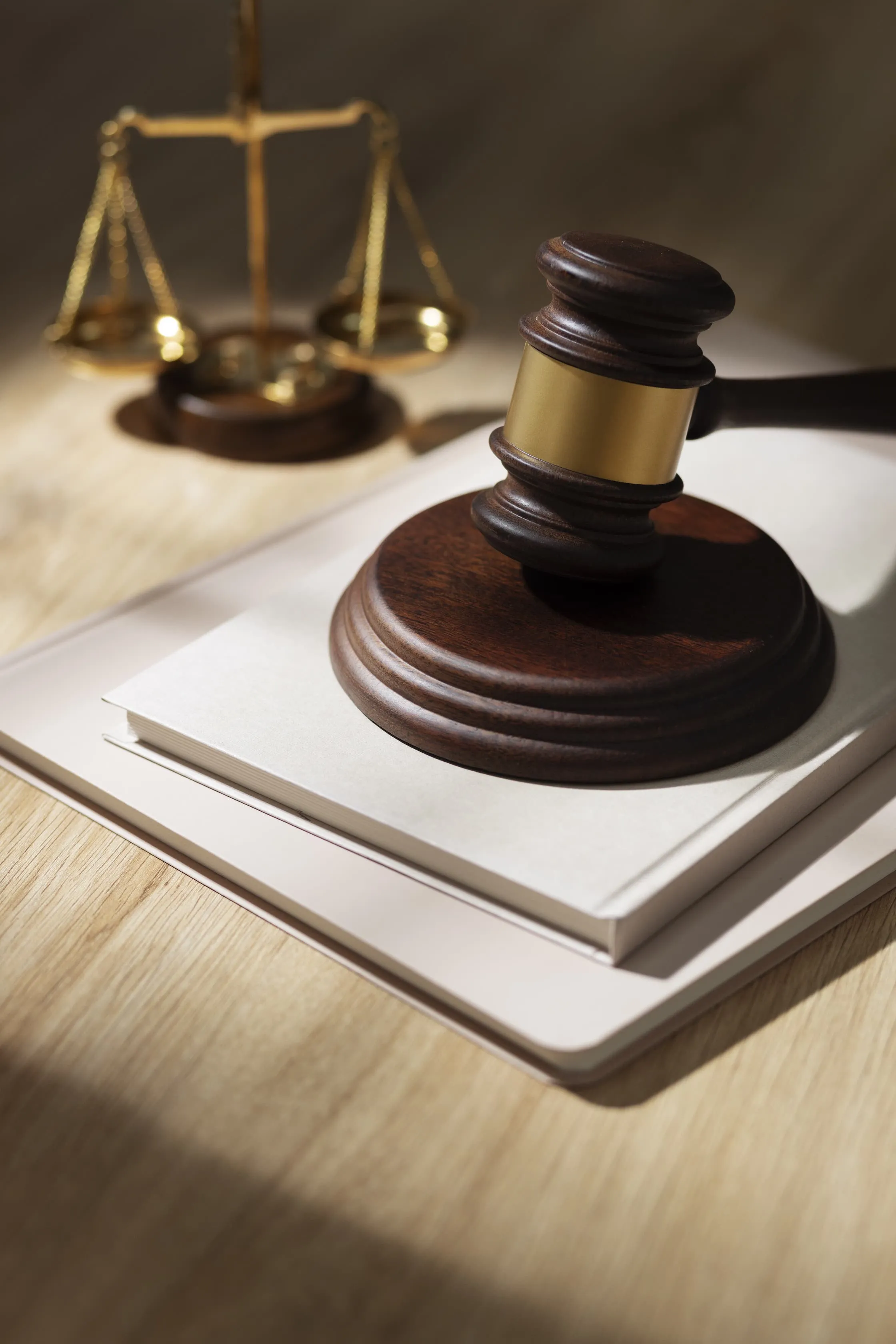 Imagen de una báscula y un martillo, símbolos en el contexto legal.
